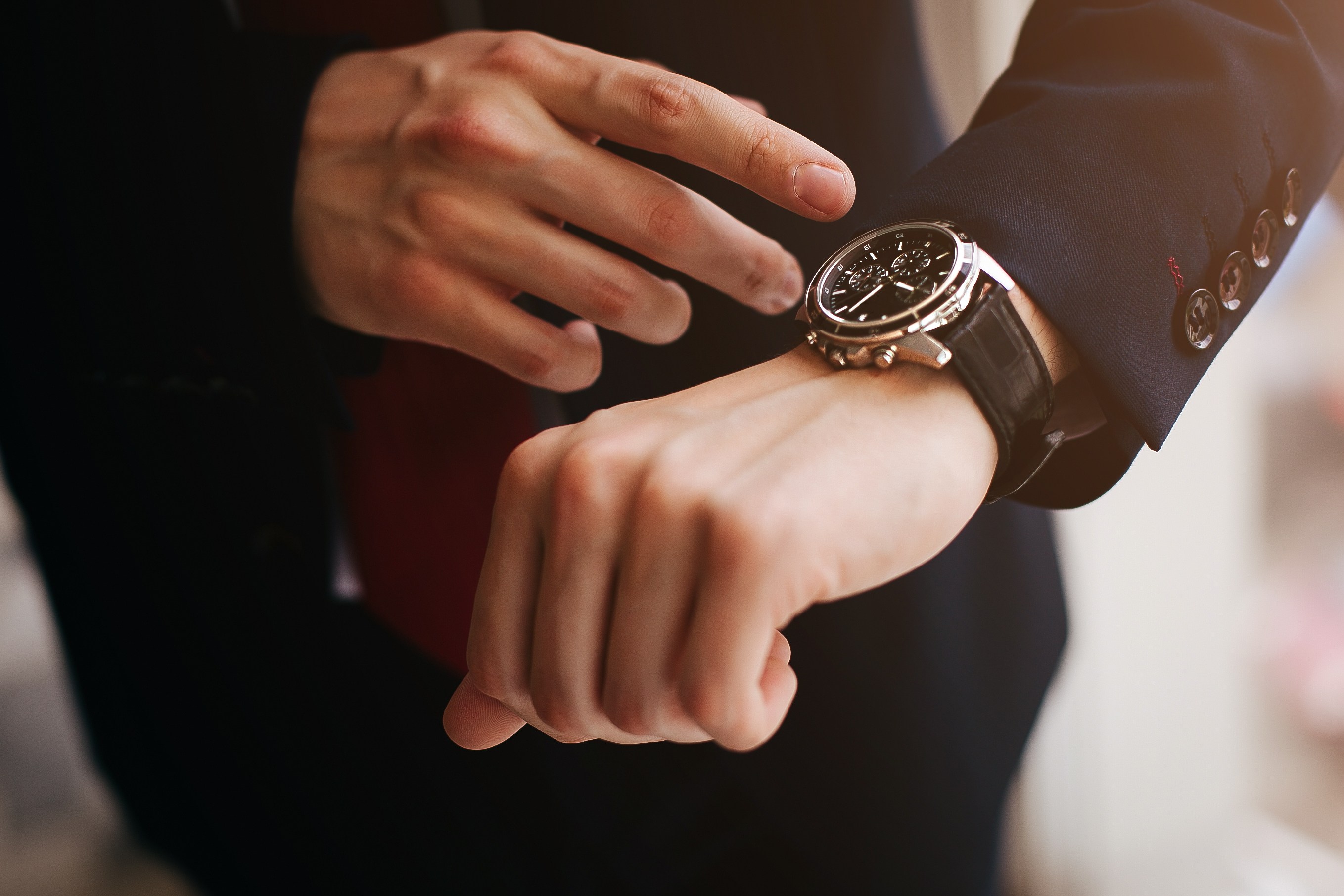 Можно дарить мужчине часы наручные. Часы на руке. Наручные часы на руке. Часы на руке мужчины. Часы для мужчин.